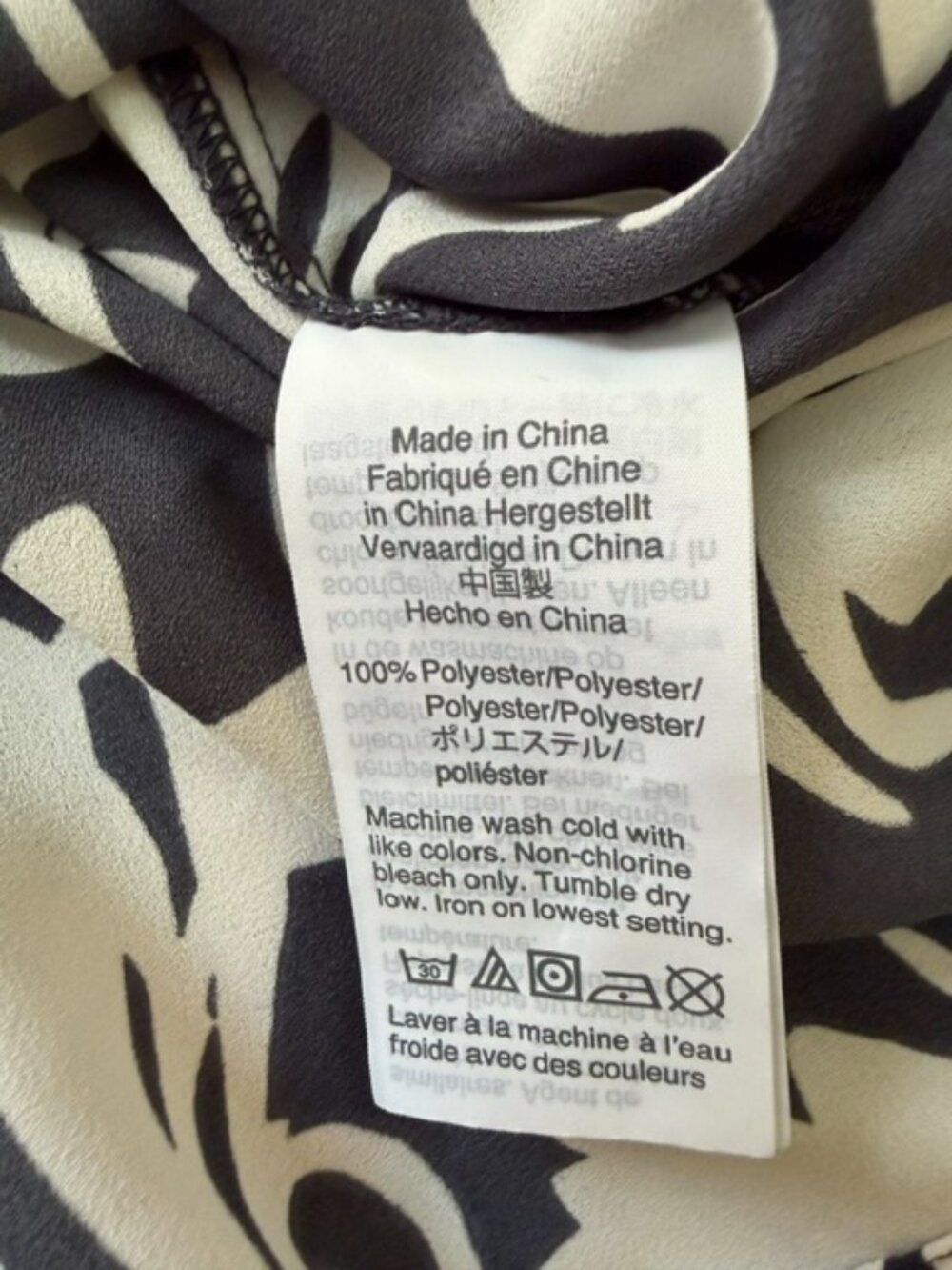 J Crew Navy & White Women's Floral Blouse w/ Bow size 10 Beautiful button detail - Picture 6 of 10